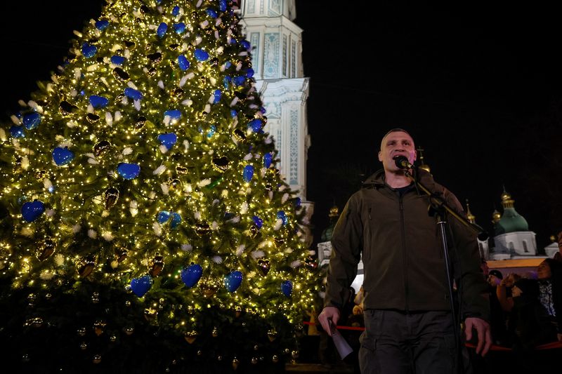 © Reuters. Mayor of Kyiv Vitali Klitschko visits Sofiyska Square, where a Christmas tree was lighted, in front of the Saint Sophia Cathedral, amid Russia's attack on Ukraine, in Kyiv, Ukraine, December 6, 2023. REUTERS/Alina Smutko