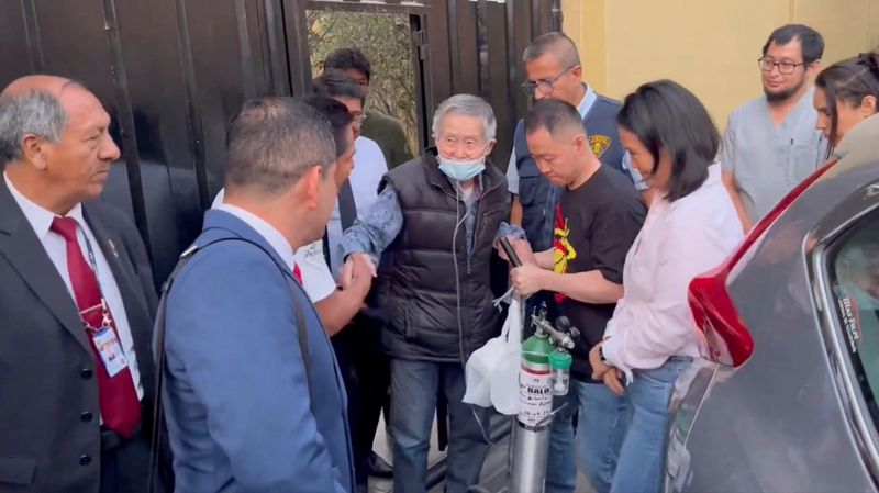 © Reuters. Former Peruvian President Alberto Fujimori leaves prison after being released following the restoration of a contentious 2017 pardon on humanitarian grounds, on the outskirts of Lima, Peru, December 6, 2023 in this screengrab from social media video. Courtesy Elio Riera/via REUTERS    
