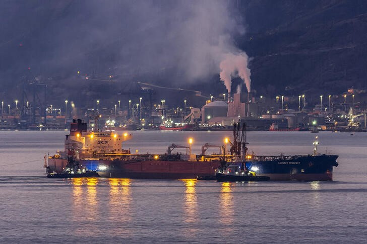 &copy; Reuters. ６日の米ＷＴＩ原油先物取引で期先物の期近物に対する上乗せ価格（プレミアム）が今年最大となった。写真は、２０１９年１２月１５日にトルコ西部・イズミット沖を航行中の原油タンカ