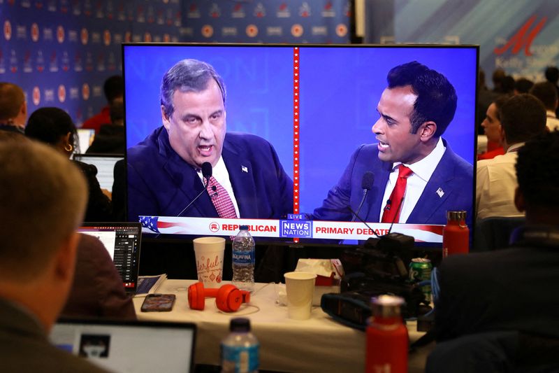 &copy; Reuters. Journalists in the press room watch as Republican presidential candidate and former New Jersey Governor Chris Christie and fellow candidate and businessman Vivek Ramaswamy discuss an issue during the fourth Republican candidates' debate of the 2024 U.S. p