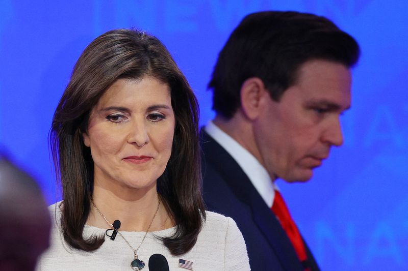© Reuters. Republican presidential candidate and Florida Governor Ron DeSantis walks past fellow candidate and former U.S. Ambassador to the United Nations Nikki Haley during a break in the fourth Republican candidates' U.S. presidential debate of the 2024 U.S. presidential campaign at the University of Alabama in Tuscaloosa, Alabama, U.S. December 6, 2023. REUTERS/Brian Snyder
