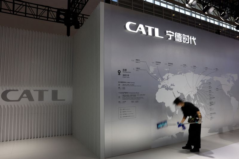 &copy; Reuters. A staff member cleans a display showing the locations of battery maker CATL's production bases, at the CATL booth during the first China International Supply Chain Expo (CISCE) in Beijing, China November 28, 2023. REUTERS/Florence Lo/File Photo