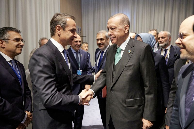 &copy; Reuters. Le Premier ministre grec Kyriakos Mitsotakis et le Président turc Recep Tayyip Erdogan lors du sommet de l'OTAN à Vilnius. /Photo prise le 12 juillet 2023/REUTERS/Dimitris Papamitsos