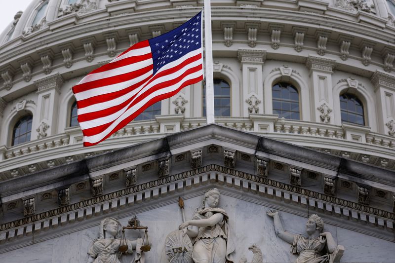 &copy; Reuters. Le drapeau américain sur le bâtiment du Capitol à Washington. /Photo prise le 29 septembre 2023/REUTERS/Jonathan Ernst