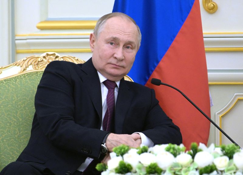 © Reuters. الرئيس الروسي فلاديمير بوتين خلال اجتماع في الرياض يوم الأربعاء. صورة لرويترز من وكالة أنباء سبوتنيك.