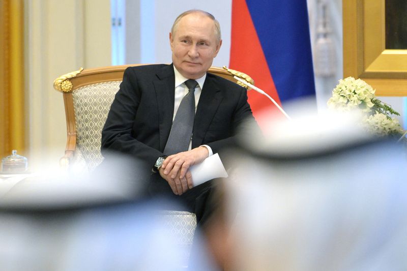 &copy; Reuters. الرئيس الروسي فلاديمير بوتين خلال اجتماع في في قصر الوطن في أبو ظبي يوم الأربعاء. صورة لرويترز من وكالة أنباء سبوتنيك.