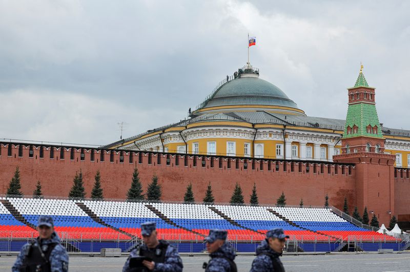 &copy; Reuters. FILE PHOTO: Russian law enforcement officers stand guard in Red Square, with people seen on the dome of the Kremlin Senate building in the background, in central Moscow, Russia, May 3, 2023. REUTERS/Evgenia Novozhenina/File Photo