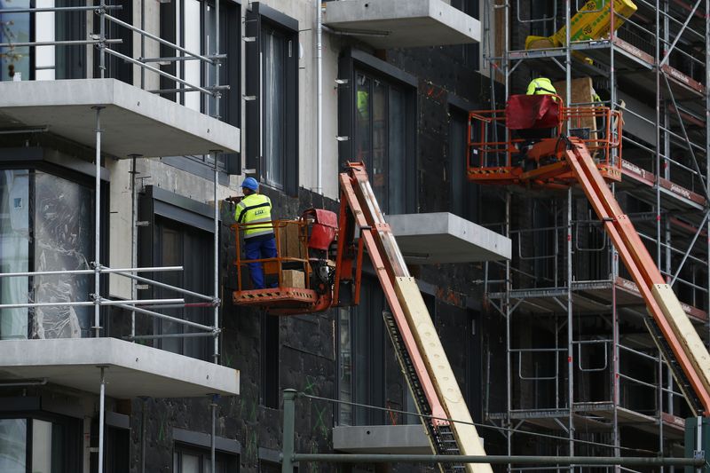 © Reuters. Workers are seen at a construction site for a residential building, in Berlin, Germany, April 15, 2021.     REUTERS/Michele Tantussi