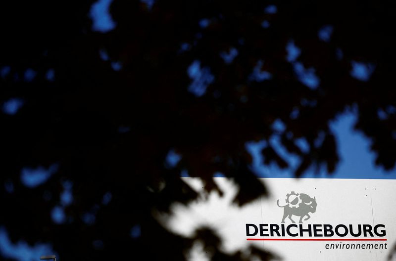 &copy; Reuters. Le logo de Derichebourg sur un bâtiment de l'entreprise à Nantes. /Photo prise le 25 novembre 2022/REUTERS/Stéphane Mahé