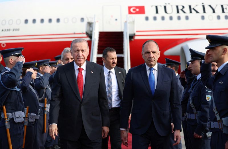 &copy; Reuters. El presidente de Turquía, Tayyip Erdogan, es recibido por el ministro griego de Asuntos Exteriores, George Gerapetritis, a su llegada al aeropuerto internacional Eleftherios Venizelos de Atenas, Grecia. 7 de diciembre de 2023. Oficina de Prensa de la Pre