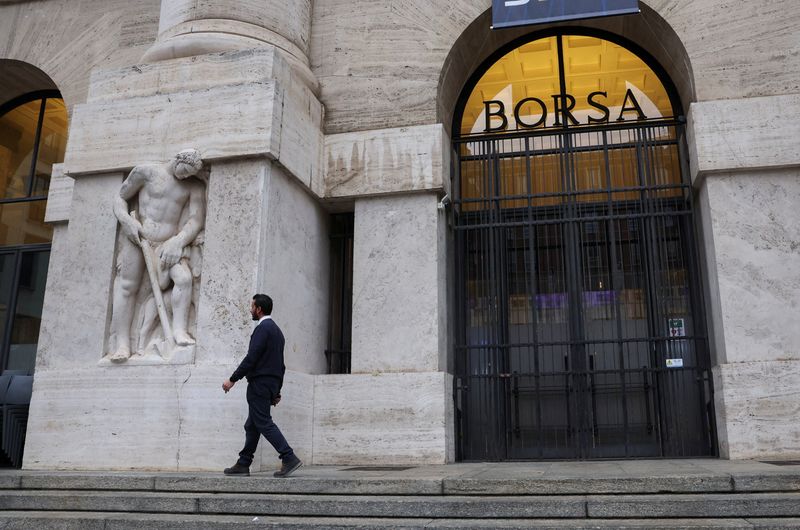 &copy; Reuters. Un uomo davanti l'ingresso della Borsa di Milano. REUTERS/Claudia Greco