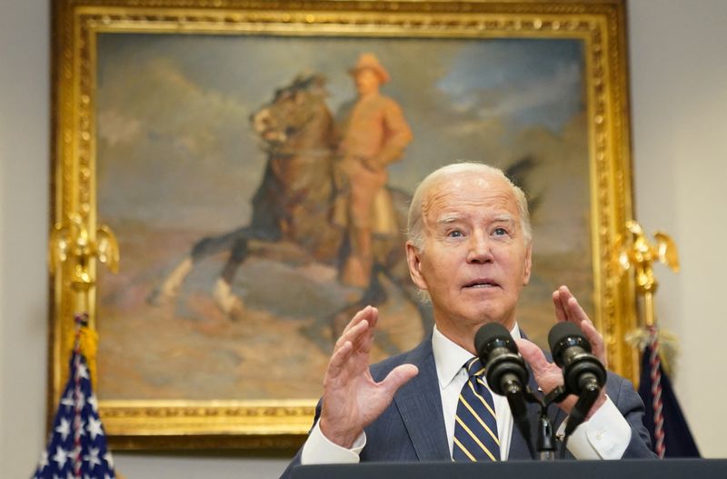 &copy; Reuters. U.S. President Joe Biden gestures as he delivers remarks on aid to Ukraine from the White House in Washington, U.S., December 6, 2023. REUTERS/Kevin Lamarque