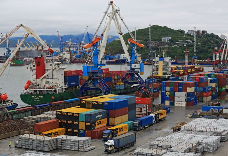 &copy; Reuters. حاويات الشحن في ميناء تجاري في فلاديفوستوك بروسيا يوم 25 أغسطس آب 2023. تصوير:  تاتيانا ميل-رويترز.
