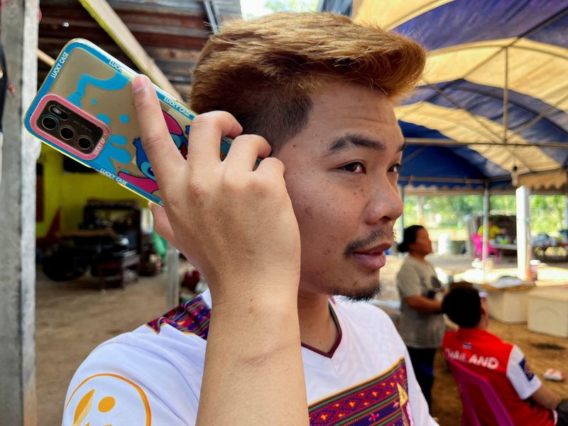 &copy; Reuters. أنوتشا أنجكايو عامل المزرعة التايلاندي، الذي تم اختطافه من جانب حماس خلال عمله في إسرائيل قضى 50 يومًا في الأسر في غزة، يتحدث في الهاتف المحم