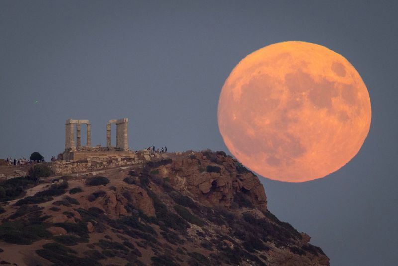 &copy; Reuters. A full moon, known as the 'Blue Moon,' rises behind the Temple of Poseidon, in Cape Sounion, near Athens, Greece, August 30, 2023. "Before taking this image, I spent time scouting the location, considering the best vantage points and anticipating the moon