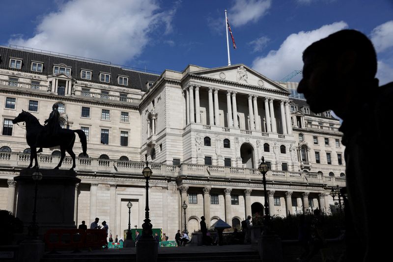 © Reuters. FILE PHOTO: A pedestrian walks past the Bank of England in the City of London, Britain, September 25, 2023. REUTERS/Hollie Adams/File Photo