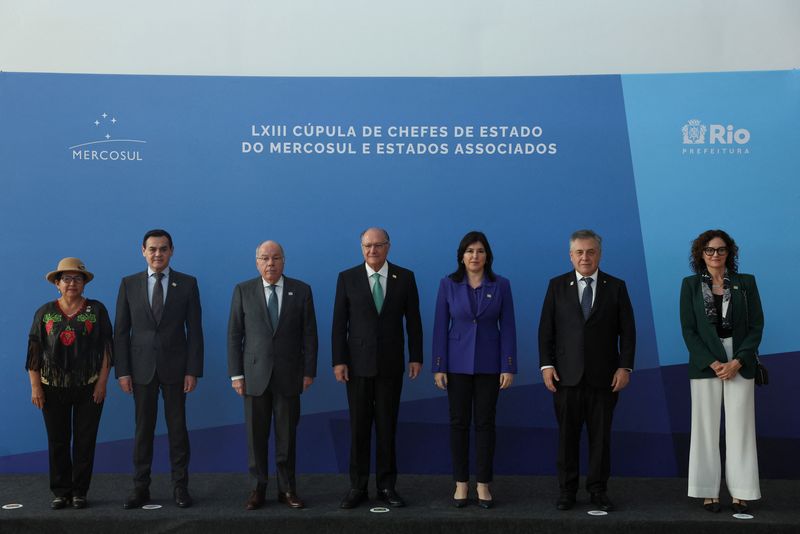 &copy; Reuters. Autoridades de países-membros e associados do Mercosul posam para foto durante reunião do bloco no Rio de Janeiro
06/12/2023 REUTERS/Pilar Olivares