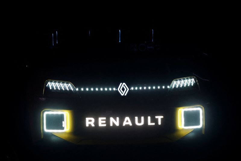 &copy; Reuters. FILE PHOTO: A Renault 5 E-TECH Electric Prototype car is displayed during Renault Group capital market day for its new electric vehicle unit Ampere, in Paris, France, November 15, 2023. REUTERS/Gonzalo Fuentes/File Photo
