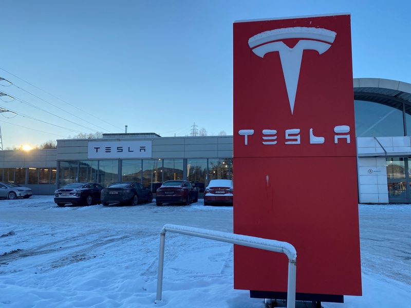 &copy; Reuters. FILE PHOTO: A general view of a Tesla store in Porsgrunn, Norway, December 24, 2021. Picture taken December 24, 2021. REUTERS/Victoria Klesty