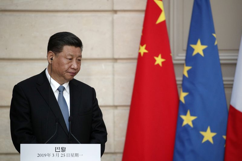 &copy; Reuters. Presidente da China, Xi Jinping ao lado das bandeiras da China e da União Europeia, em Paris
25/03/2019 Yoan Valat/Pool via REUTERS