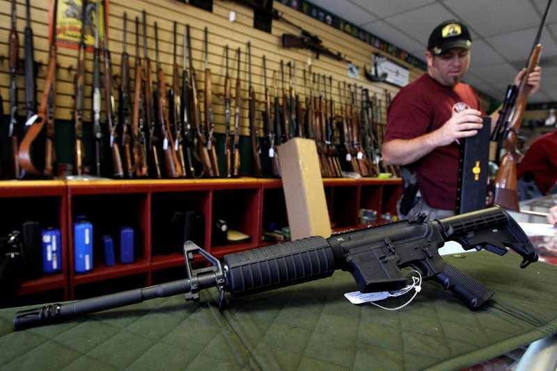 &copy; Reuters. FILE PHOTO: A Palmetto M4 assault rifle is seen at the Rocky Mountain Guns and Ammo store in Parker, Colorado July 24, 2012.  REUTERS/Shannon Stapleton/File Photo