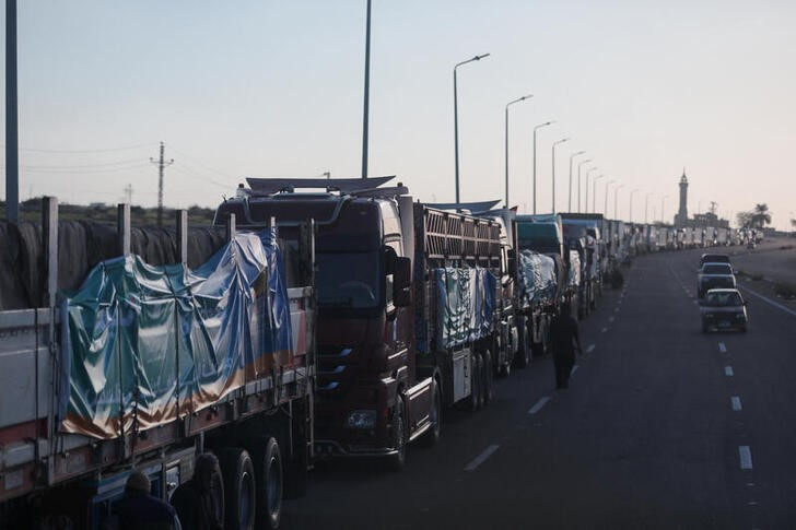&copy; Reuters. Imagen de archivo de decenas de camiones haciendo cola para entrar con ayuda humanitaria a la Franja de Gaza por el puesto fronterizo de Rafah, Egipto. 30 noviembre 2023. REUTERS/Mohamed Abd El Ghany