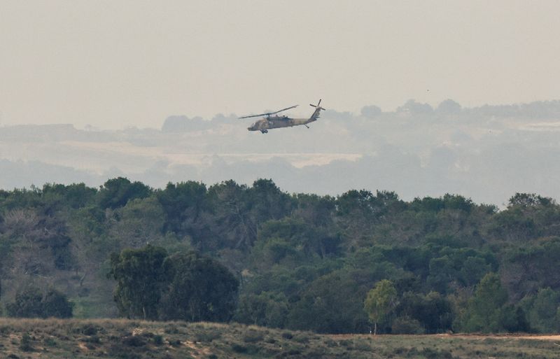 &copy; Reuters. Helicóptero israelense perto da fronteira de Gaza
 7/12/2023   REUTERS/Athit Perawongmetha