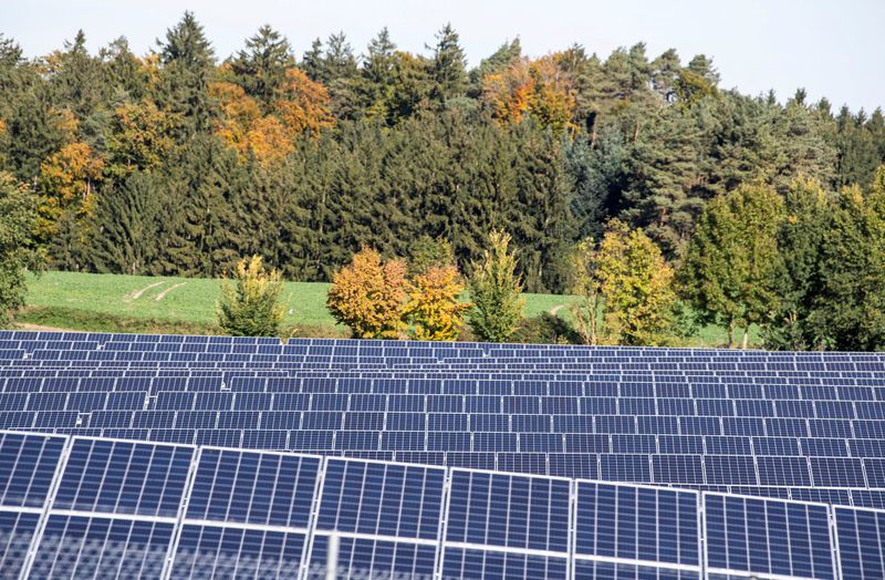 &copy; Reuters. Imagen de archivo de una planta de energía solar cerca de Schweitenkirchen, al noroeste de la capital de Bavaria, Múnich, Alemania. 20 octubre 2021. REUTERS/Lukas Barth