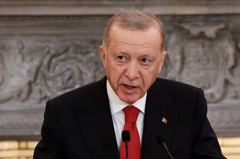 &copy; Reuters. الرئيس التركي رجب طيب أردوغان خلال مؤتمر صحفي في أثينا يوم الخميس. تصوير: لويزا جولياماكي - رويترز.



