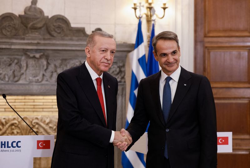 © Reuters. Greek Prime Minister Kyriakos Mitsotakis shakes hands with Turkish President Tayyip Erdogan during a press conference at the Maximos Mansion in Athens, Greece, December 7, 2023. REUTERS/Louisa Gouliamaki