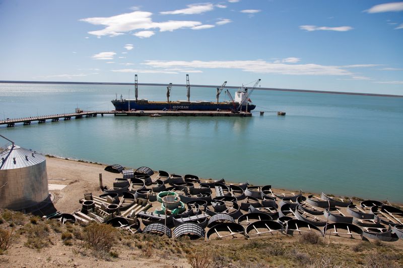 © Reuters. Parts of a turbine and components sent from China, which will be used in the hydroelectric power complex Jorge Cepernic and Nestor Kirchner, are pictured  in Punta Quilla, Santa Cruz, Argentina October 17, 2023. REUTERS/Horacio Cordoba