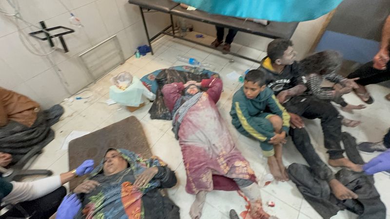 &copy; Reuters. Palestinos feridos por ataque israelense em Khan Younis
 7/12/2023    REUTERS/Bassam Massoud 
