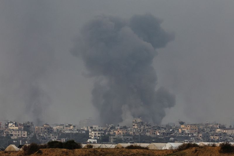 © Reuters. دخان يتصاعد فوق غزة كما يظهر من جنوب إسرائيل يوم الخميس. تصوير: أتيت بيراونجميتا - رويترز.