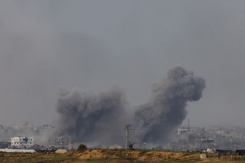 &copy; Reuters. Foto del jueves de humo elevándose sobre Gaza tras un ataque de Israel 
Dic 7, 2023. REUTERS/Athit Perawongmetha