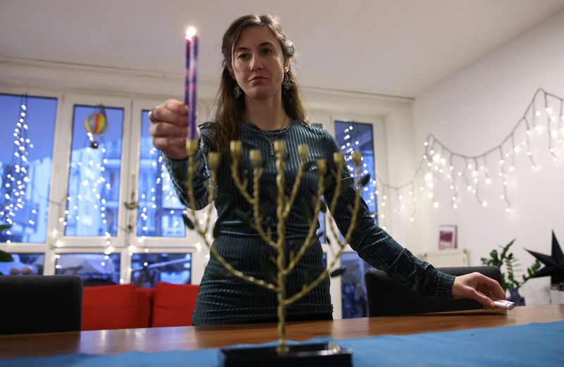 &copy; Reuters. Hannah Katz, 32, a German-American Jew, lights a candle at her home to mark the Hanukkah festival of lights, as the Jewish community in Germany grapples with a rising wave of antisemitism amid the ongoing conflict between Israel and the Palestinian Islami