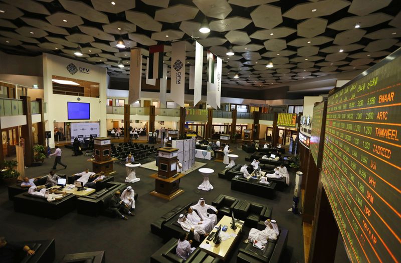 &copy; Reuters. شاشات تعرض بيانات لمؤشرات الأسهم في بورصة دبي بصورة من أرشيف رويترز.