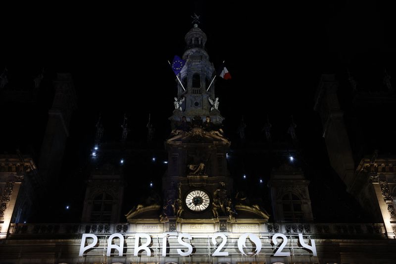 &copy; Reuters. Logo Paris 2024 devant l'hôtel de Ville de Paris. /Photo prise le 28 novembre 2023/REUTERS/Christian Hartmann