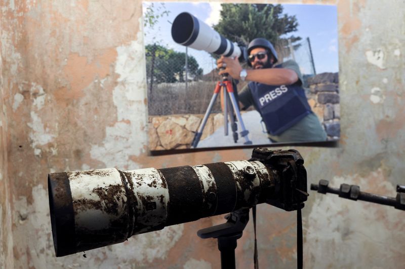 &copy; Reuters. Câmera do jornalista da Reuters Issam Abdallah, que foi assassinado em 13 de outubro por um disparo de tanque de Israel, de acordo com uma investigaçção da Reuters, é exibida durante entrevista coletiva da Anistia Internacional e da Human Rights Watc