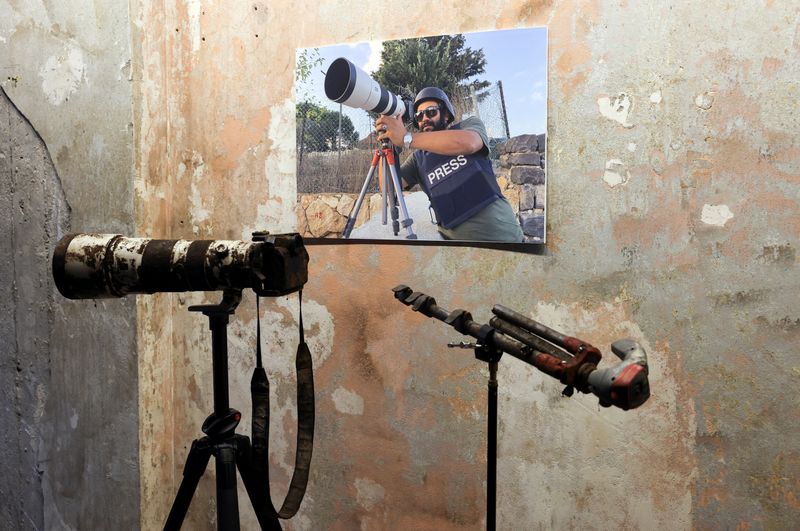 &copy; Reuters. Equipo del periodista de Reuters Issam Abdallah, asesinado el 13 de octubre por lo que, según una investigación de Reuters, fue un tanque israelí, durante una conferencia de prensa de Amnistía Internacional y Human Rights Watch sobre el ataque, en Bei