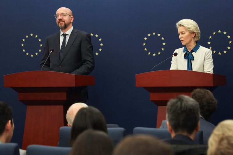 © Reuters. European Commission President Ursula von der Leyen and European Council President Charles Michel attend a press conference in Beijing, China December 7, 2023. REUTERS/Xiaoyu Yin