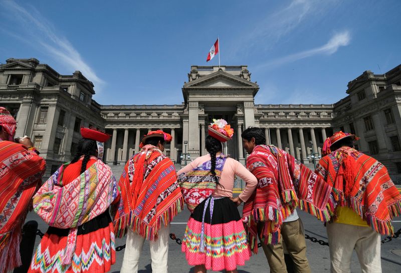 &copy; Reuters. FILE PHOTO: Members of a delegation from Ollantaytambo stand outside the court of justice before joining the protests against Peru's President Dina Boluarte, in Lima, Peru January 26, 2023. REUTERS/Liz Tasa/File Photo