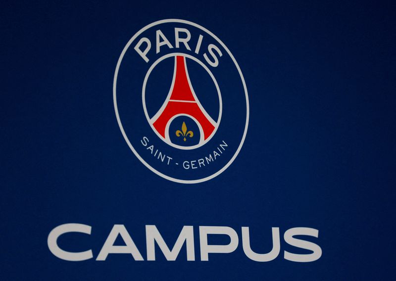 &copy; Reuters. شعار فريق باريس سان جيرمان داخل مقر تدريباته الجديد في بواسيه بفرنسا يوم الخامس من يوليو تموز 2023. تصوير: جونسالو فوينتس - رويترز .