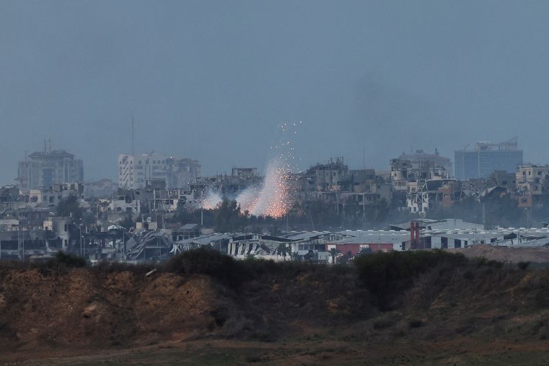 &copy; Reuters. Explosão ocorre durante ataques aéreos israelenses sobre Gaza, observada do sul de Israel
07/12/2023
REUTERS/Athit Perawongmetha