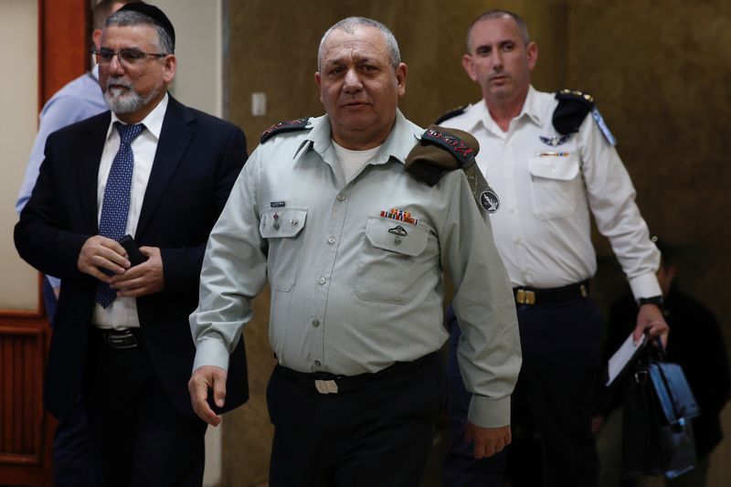 &copy; Reuters. FOTO DE ARCHIVO-El jefe del Estado Mayor israelí, teniente general Gadi Eizenkot, llega a la reunión semanal del gabinete en Jerusalén. 13 de enero de 2019. Ariel Schalit/Pool vía REUTERS