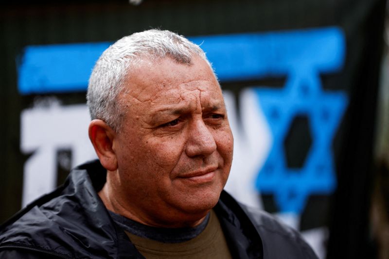 &copy; Reuters. Gadi Eisenkot, ex-chefe militar israelense, durante protestos em Shoresh, perto de Jerusalém
09/02/2023 REUTERS/Amir Cohen
