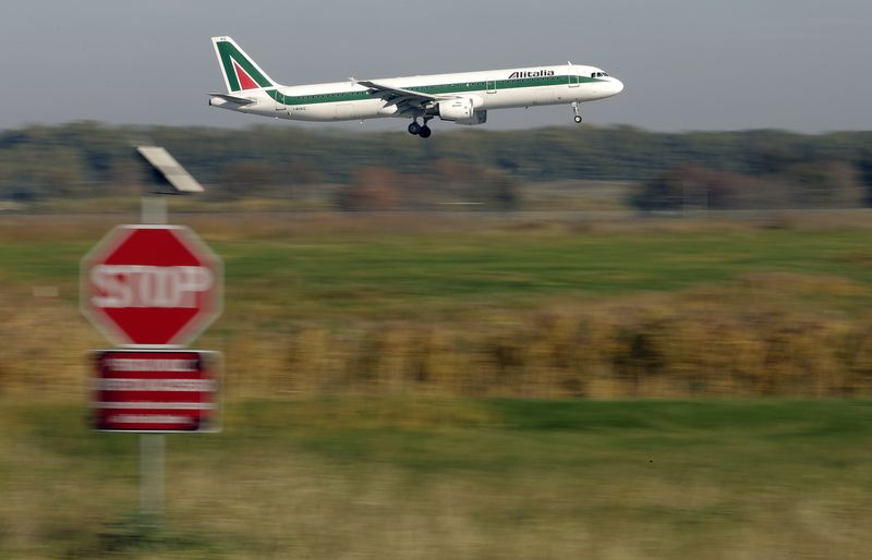 &copy; Reuters. An Alitalia plane approaches to land at Fiumicino international airport in Rome December 10, 2013. REUTERS/Max Rossi/File Photo