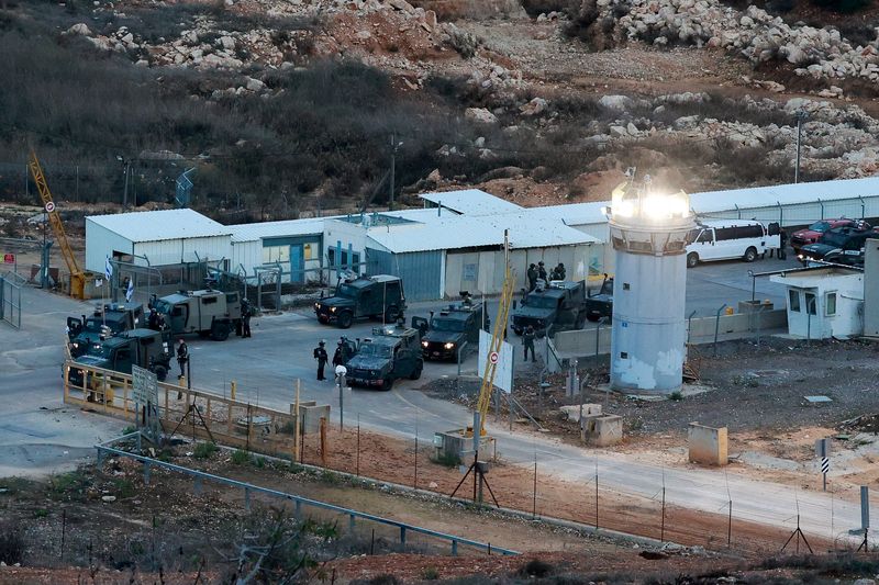 &copy; Reuters. عناصر من الجيش الإسرائيلي يقفون بالقرب من سجن عوفر العسكري الإسرائيلي قرب رام الله بالضفة الغربية في يوم 25 نوفمبر تشرين الثاني 2023 حيث تجري ا