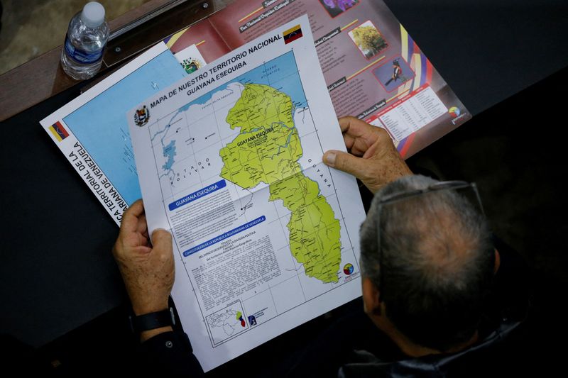 &copy; Reuters. Membro da Assembleia Nacional segura mapa que mostra a disputada região de Esequibo como parte da Venezuela em Caracas
06/12/2024
REUTERS/Leonardo Fernandez Viloria