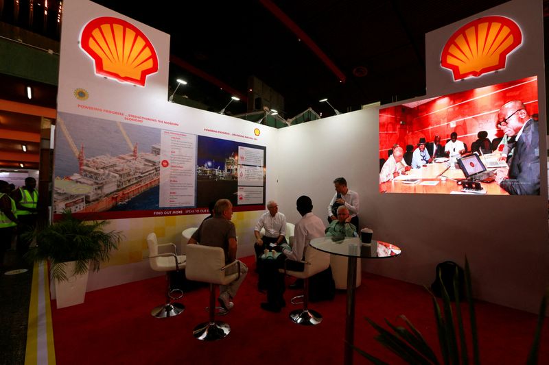 © Reuters. FILE PHOTO: People sit at the Shell booth on the day of the opening of the Nigeria Oil and Gas 2022 meeting in Abuja, Nigeria July 4, 2022. REUTERS/Afolabi Sotunde/File Photo