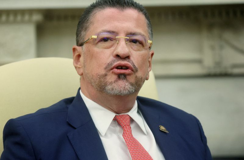 © Reuters. FILE PHOTO: Costa Rica President Rodrigo Chaves Robles  in the Oval Office at the White House in Washington, U.S., August 29, 2023. REUTERS/Leah Millis/File Photo